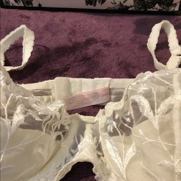 Vintage Victoria Secret White Lacy Demi Bra - Picture 4 of 14